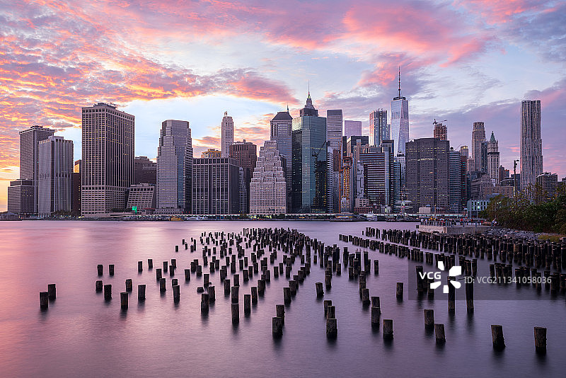 日落时分，纽约，美国，城市中现代建筑的全景图片素材