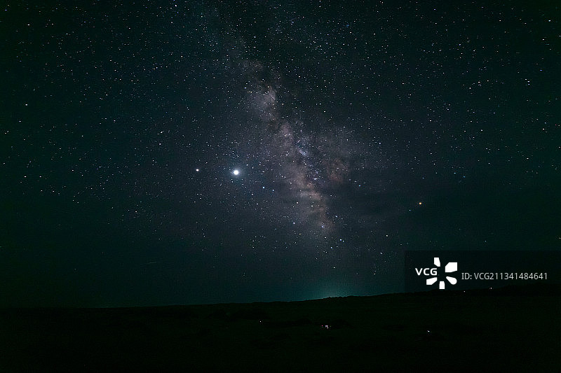 青海省火星营地夜晚星空银河图片素材