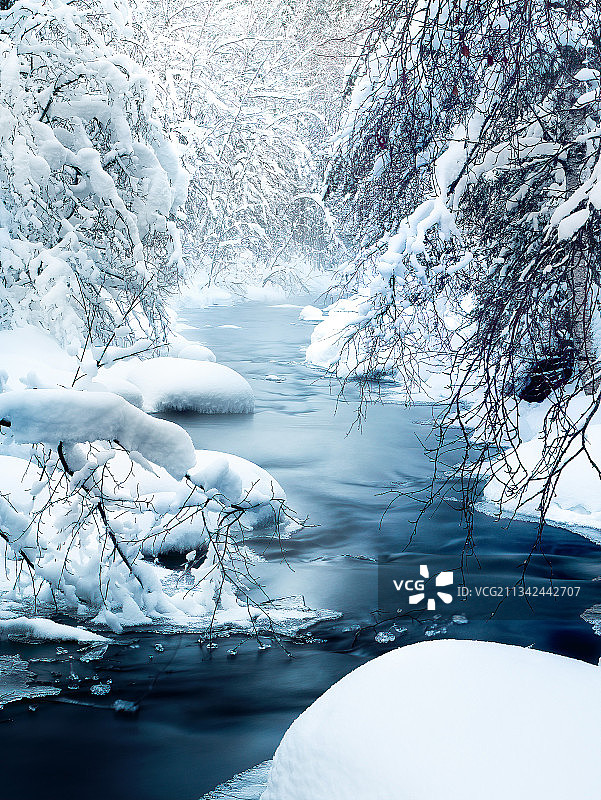 芬兰，拉波尼，冬季冰冻湖的风景图片素材