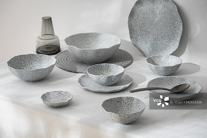 桌子上的大理石纹陶瓷餐具套装图片素材