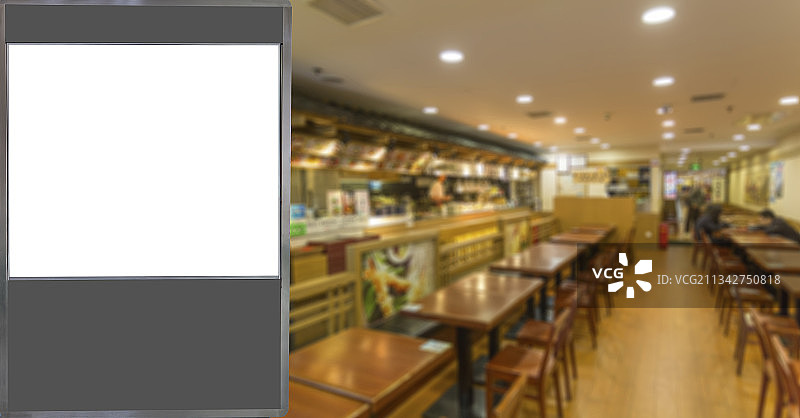 白色空白灯箱广告和模糊的餐饮店图片素材