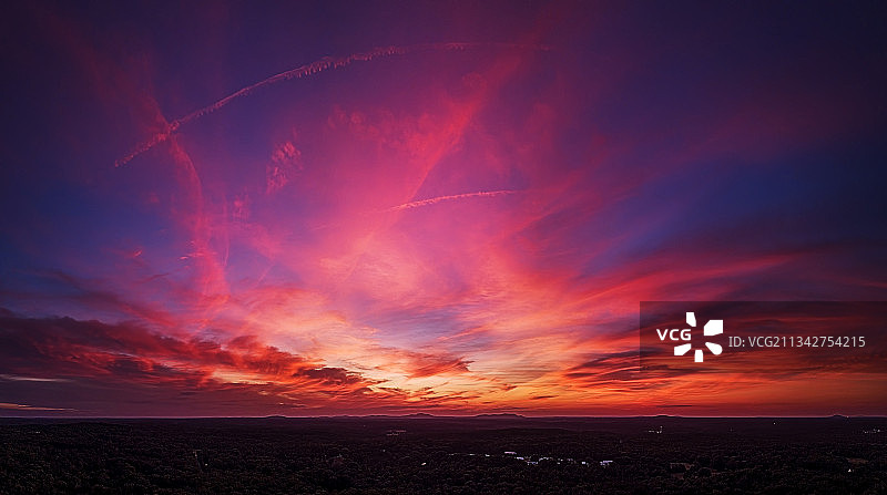 美国，美国，日落时陆地上戏剧性的天空的风景图片素材