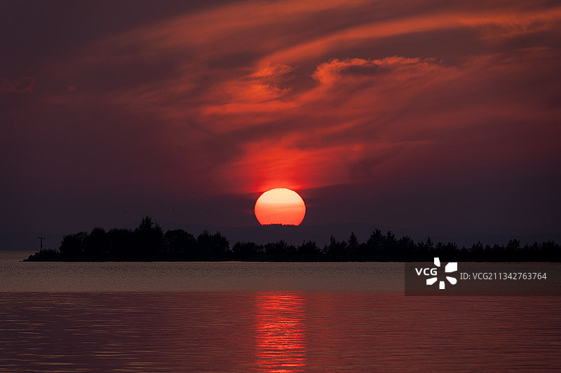 芬兰，橙色天空下的湖泊风景图片素材