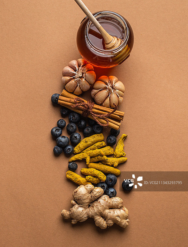 棕色背景下的高角度增强免疫力的食物图片素材