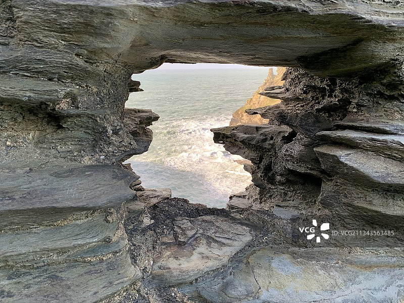 通过洞穴看海的风景，英国，英国图片素材