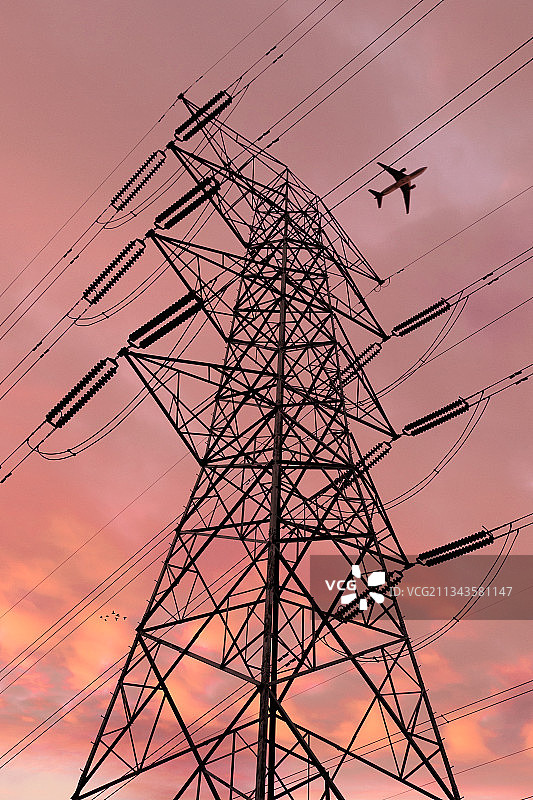 低角度的剪影的电塔在天空日落，八打灵查雅，雪兰哥，马来西亚图片素材