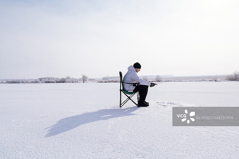在雪地上滑雪的人图片素材