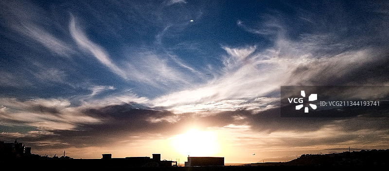 日落时建筑物在天空下的剪影，阿里尔，摩洛哥图片素材