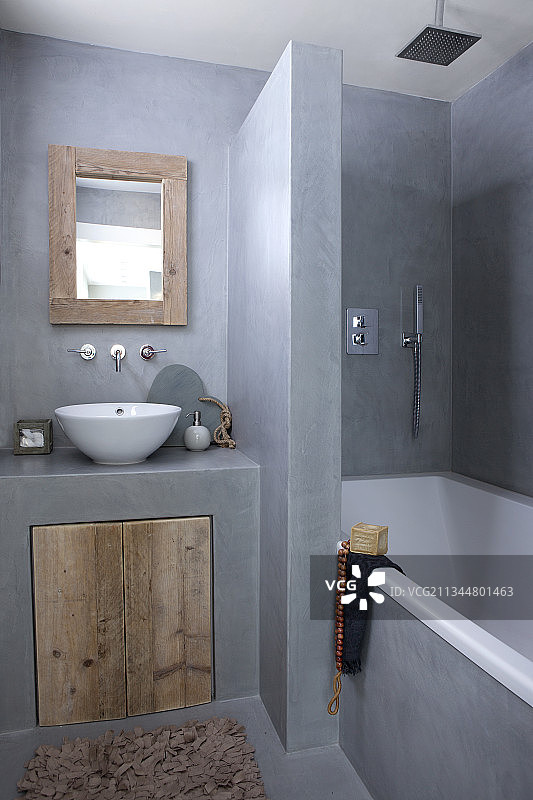 灰色质朴的浴室，内置浴缸和木门梳妆台图片素材