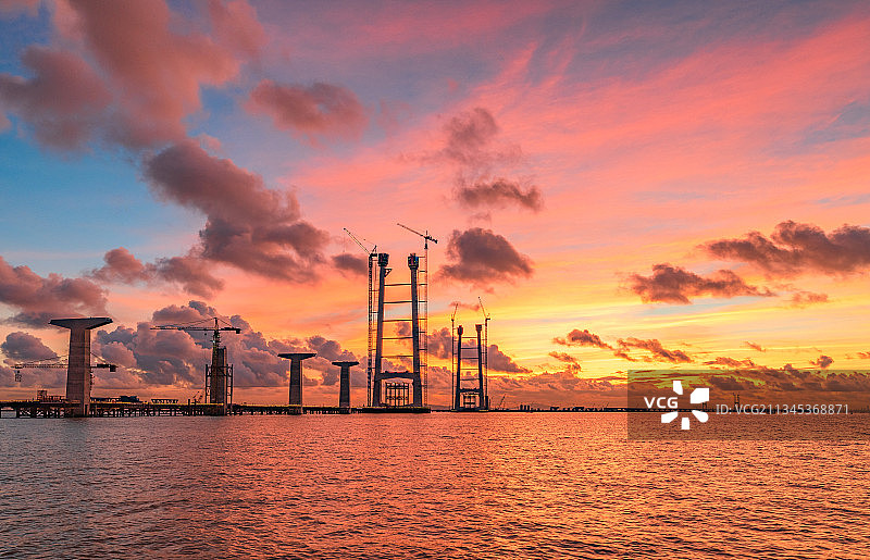 在建中的深中通道跨海大桥，交通建筑，海上早晨日出朝霞图片素材