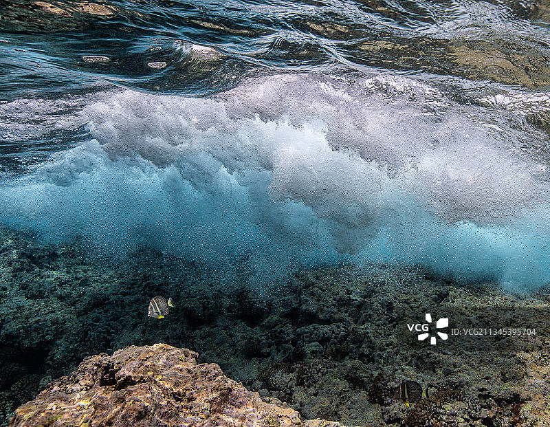 波拉波拉，法属波利尼西亚，海浪拍打岩石的高角度视图图片素材
