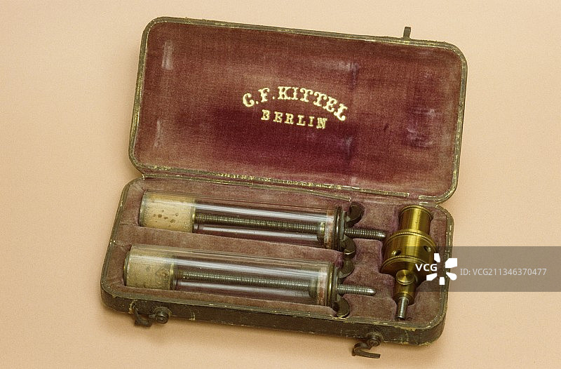 人造水蛭和注射器，大约1840年图片素材
