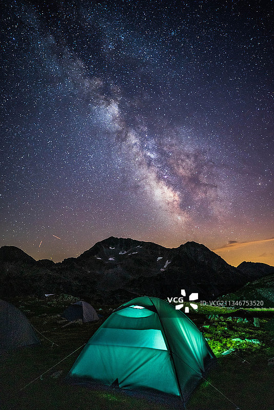 保加利亚，帐篷在夜空下的风景图片素材