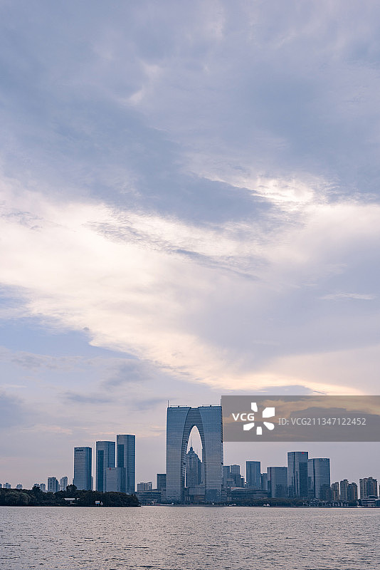 日落时分的苏州滨水城市风光图片素材