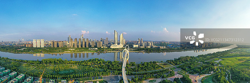 南京河西江心洲，南京眼步行桥，奥体双子塔的全景图图片素材