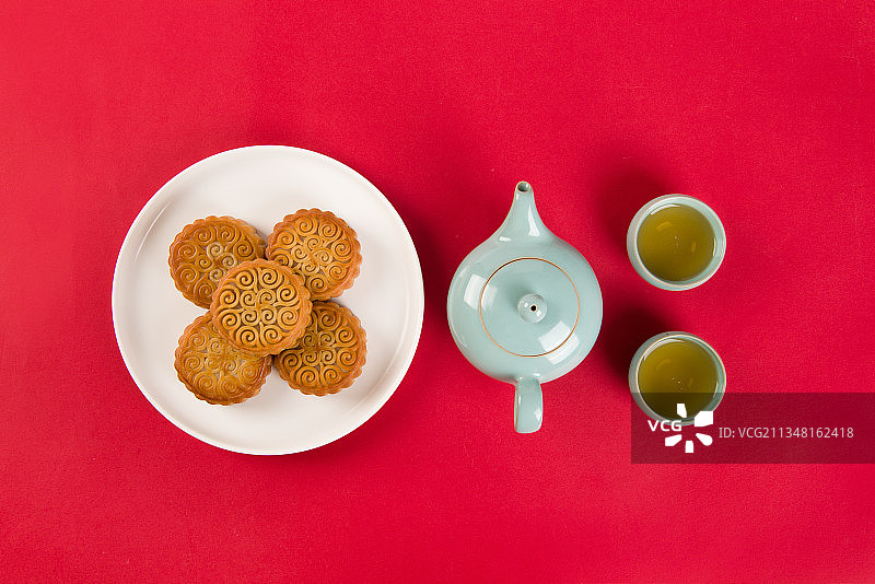 中秋节月饼和茶，红色背景图片素材