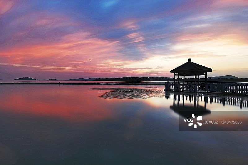 《 台风过后日落时分的无锡太湖鼋头渚》图片素材