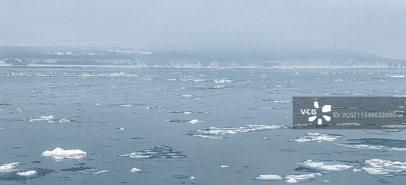 日本冬季旅行，北海道网走市极光号破冰船，鄂霍次克海海冰风光图片素材