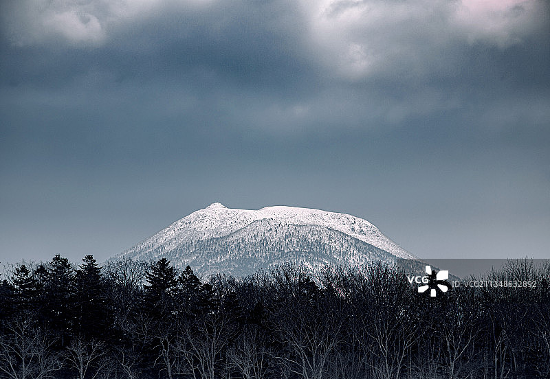 日本冬季旅行，北海道阿寒国立自然公园，冰雪覆盖的阿寒岳图片素材