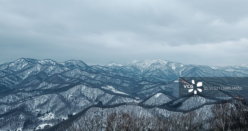 日本冬季旅行，北海道札幌市，日落时分的藻岩山风光图片素材