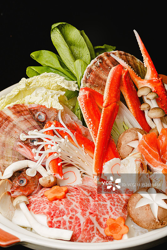 寿喜锅，日料，帝王蟹，三文鱼，香菇图片素材