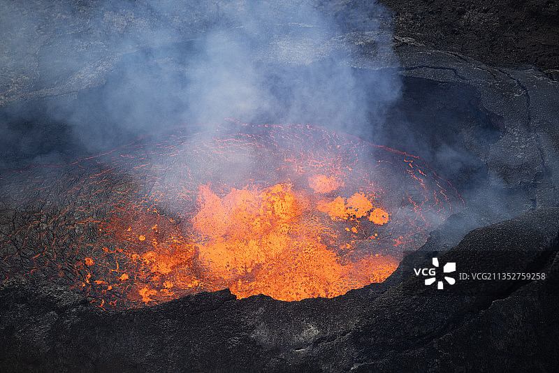 鸟瞰图熔岩在冰岛与烟雾图片素材