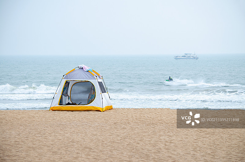 中国山东日照海边沙滩上的帐篷图片素材