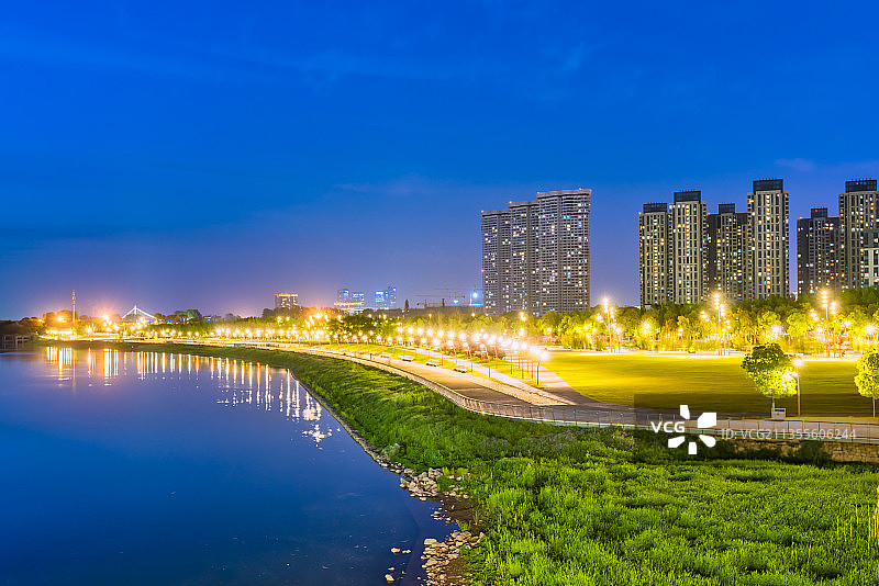 中国江苏南京地标建筑南京眼步行桥建筑夜景图片素材