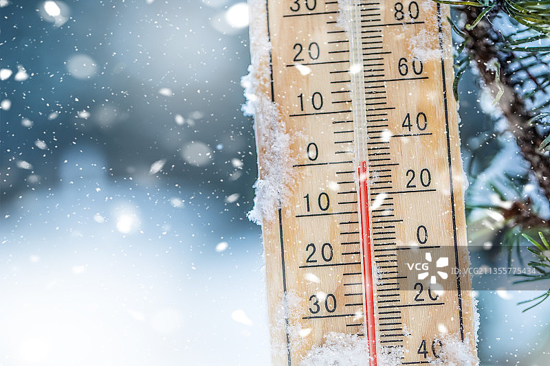 雪中温度计的特写镜头图片素材