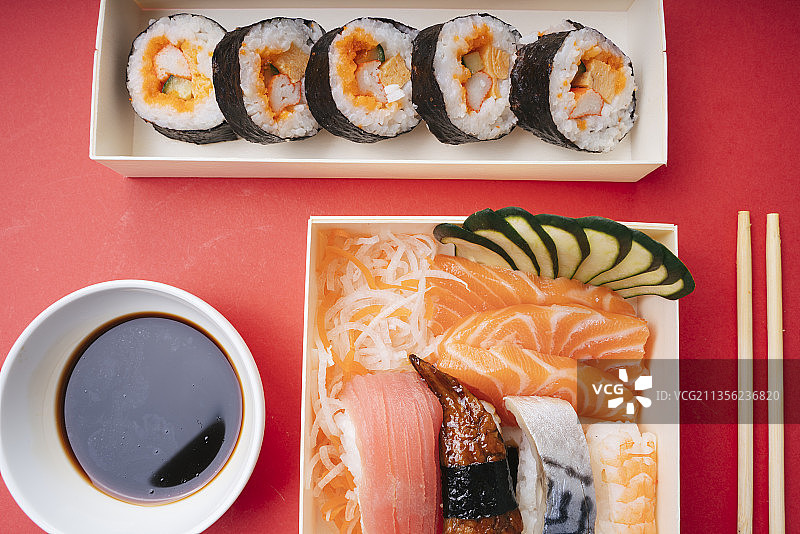 俯视图-日本寿司和生鱼片盒设置在红色背景。图片素材