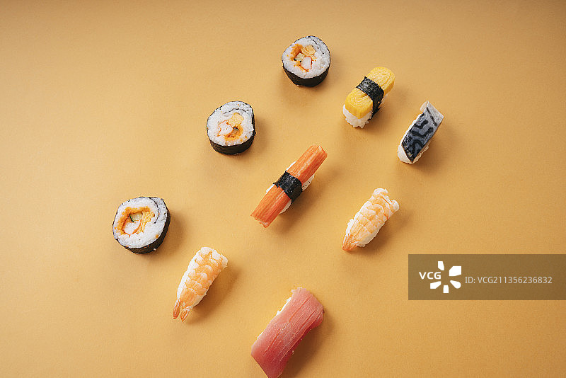 俯视图-寿司集卷和手握寿司。日本传统饮食风格。图片素材
