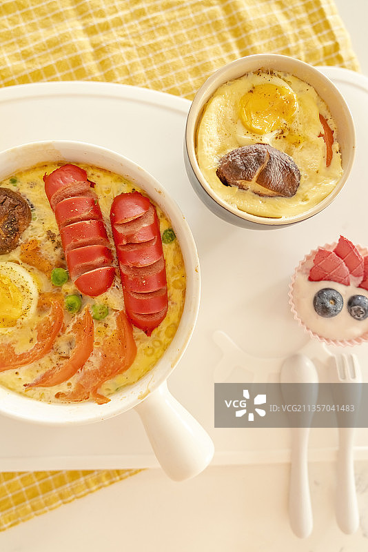 彩疏厚蛋烧烤鸡蛋菌菇炖蛋脆饼蓝莓酸奶幼儿餐图片素材