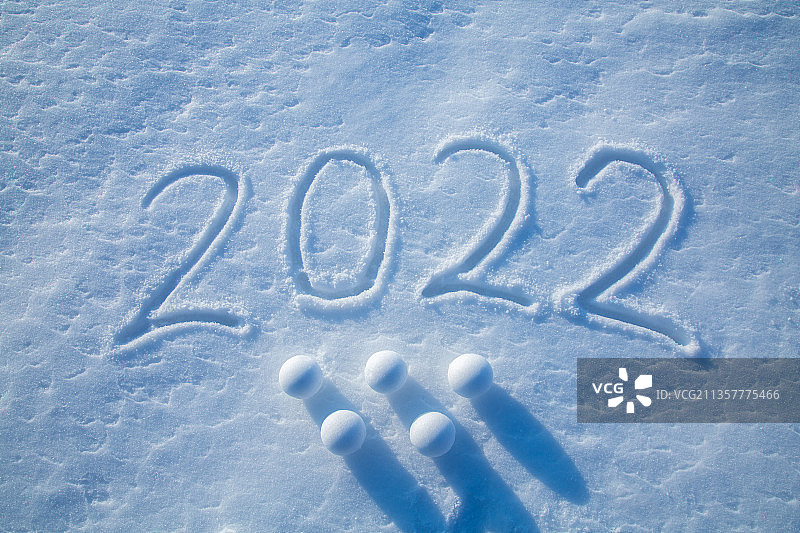 雪地上的手写2022与雪球摆放的体育符号图片素材