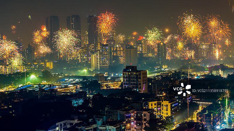 印度，马哈拉施特拉邦，孟买，夜间烟花表演的高角度视图图片素材