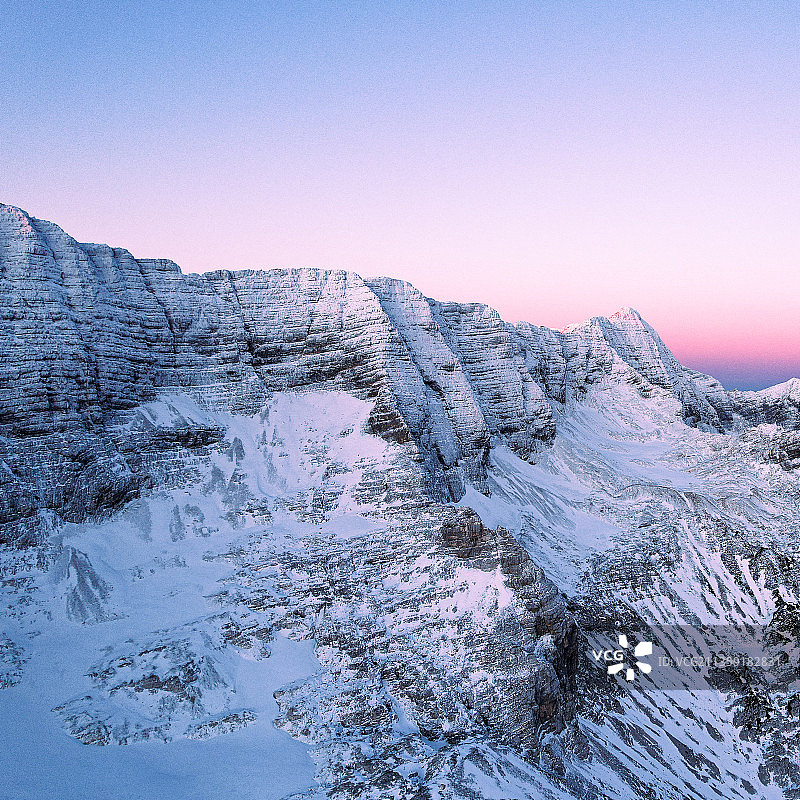 日落时，白雪皑皑的山脉映衬着晴朗的天空图片素材
