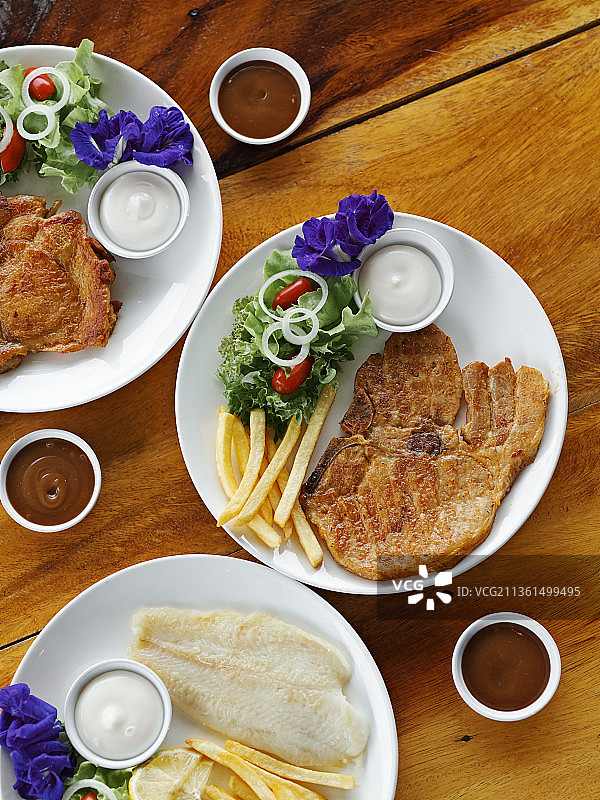 泰国餐桌上的食物的高角度视图图片素材