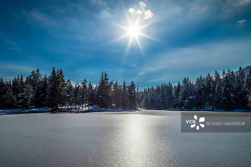 在拉基特纳，普雷塞耶，斯洛文尼亚，冬天结冰的湖面在天空的景色图片素材