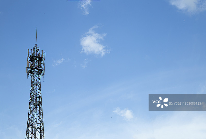 蓝天白云背景的信号塔局部特写图片素材