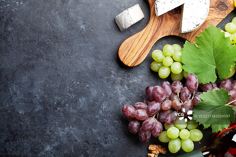 葡萄酒，葡萄，奶酪，高角度的葡萄在桌子上图片素材