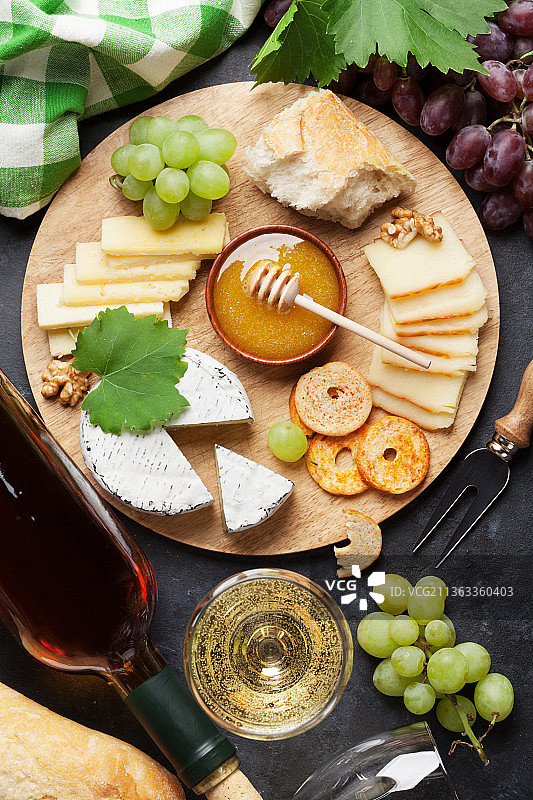 葡萄酒，葡萄，奶酪和蜂蜜，葡萄酒和葡萄在餐桌上的高角度视图图片素材