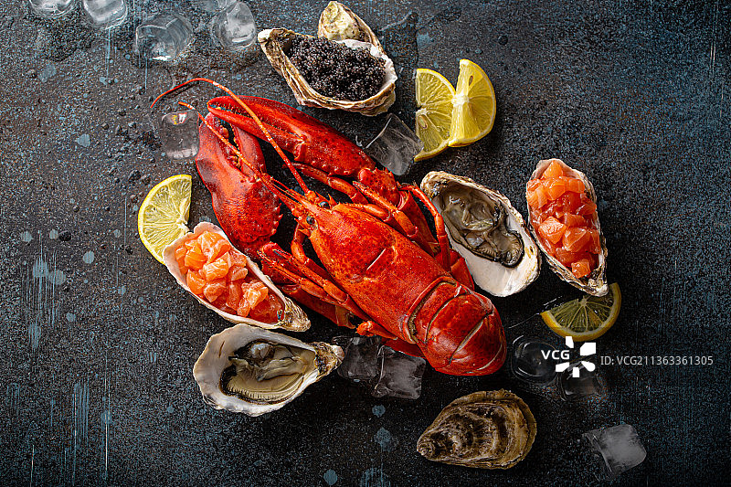 海鲜搭配龙虾，牡蛎，鞑靼三文鱼，黑鱼子酱图片素材