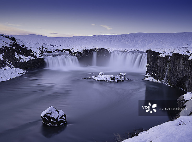 神的瀑布，冰岛冬季天空下的瀑布美景图片素材