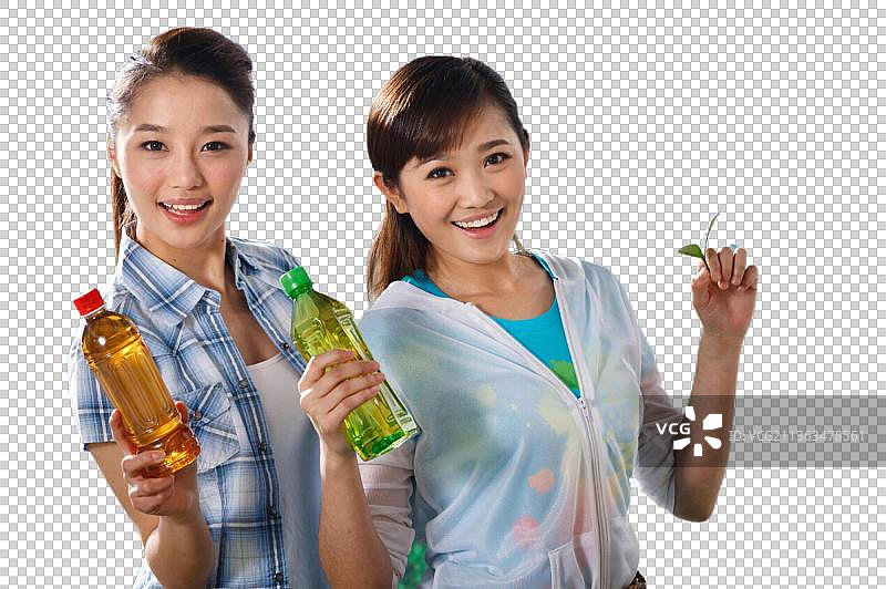 两个东方青年女人在茶园展示水瓶图片素材