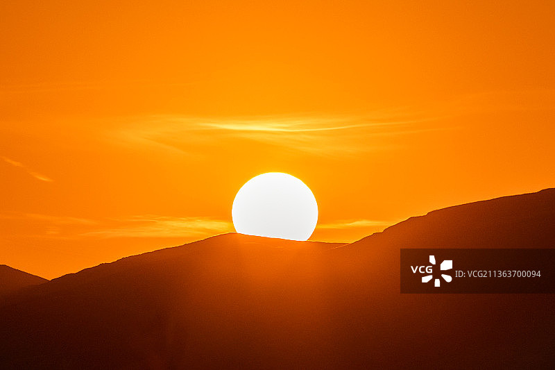 橘色天空衬托山峦的剪影景色图片素材