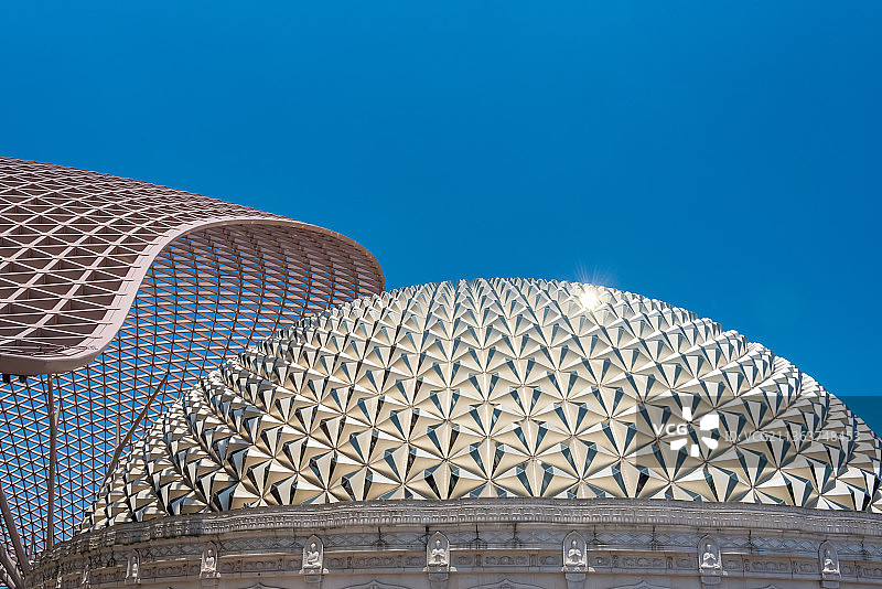 蓝天下，像袈裟的几何结构弯曲屋顶，像佛头螺旋法头建筑物呈现着建筑的几何美感图片素材