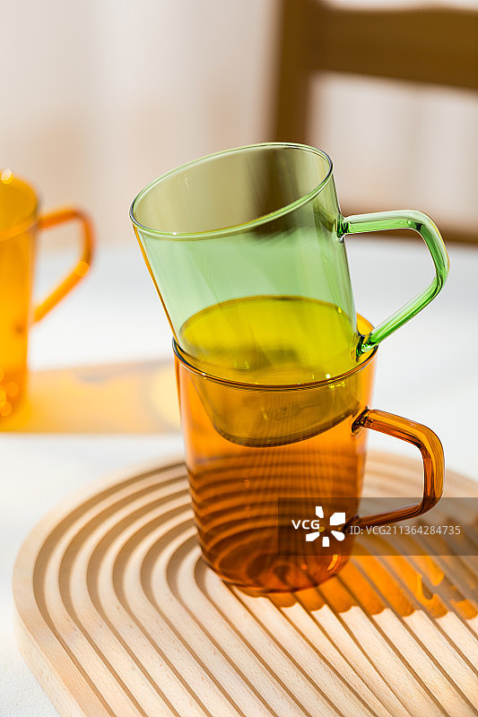 窗边桌子上的彩色玻璃杯饮品下午茶图片素材