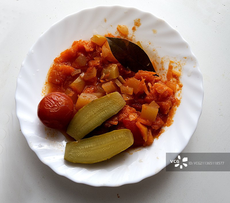 南瓜，黄瓜和西红柿，高角度的食物在盘子上的桌子图片素材