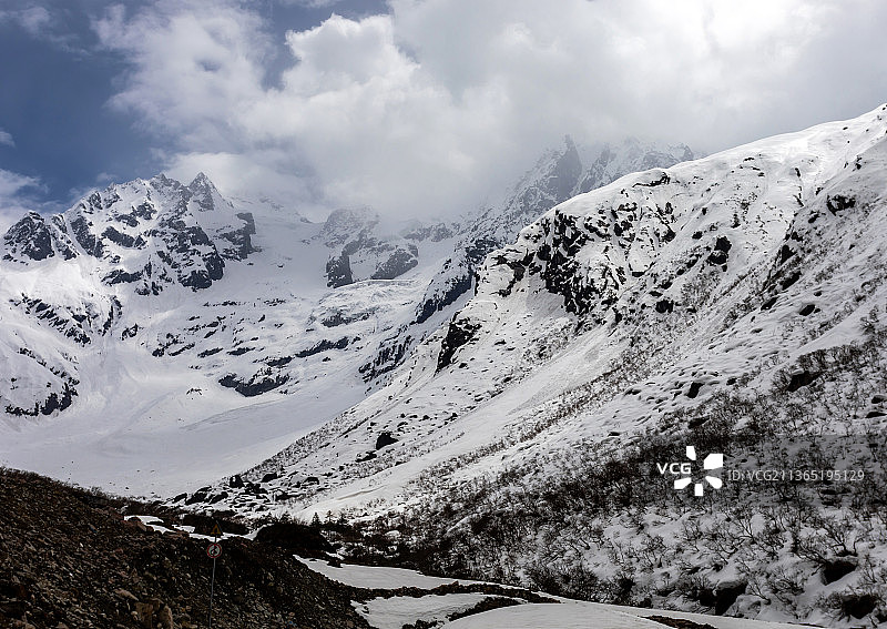 西藏波密嘎隆拉雪山图片素材