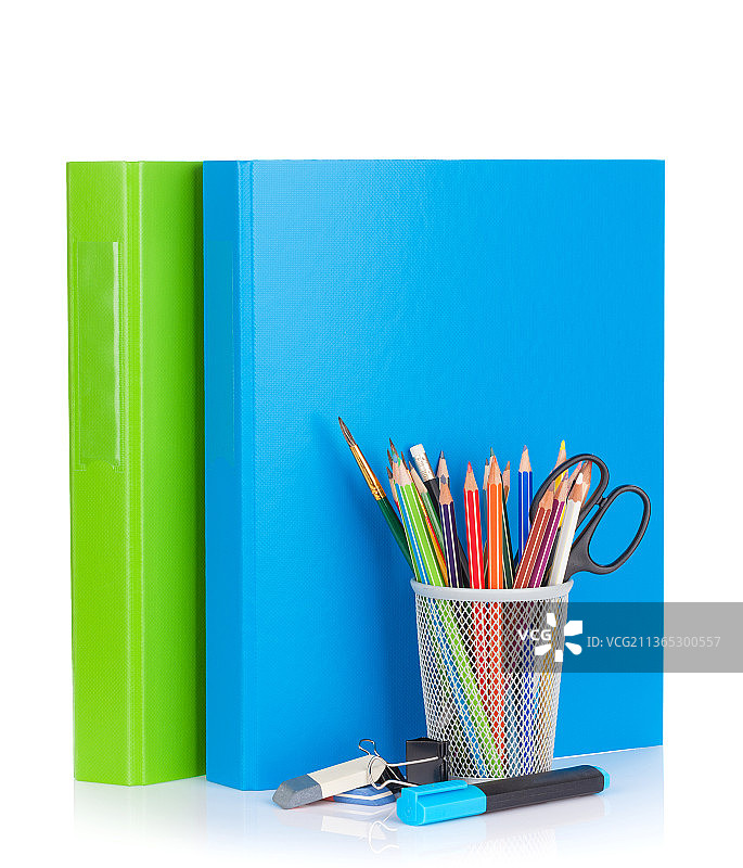 学校和办公用品，彩色铅笔在白色背景的书桌组织者的特写图片素材