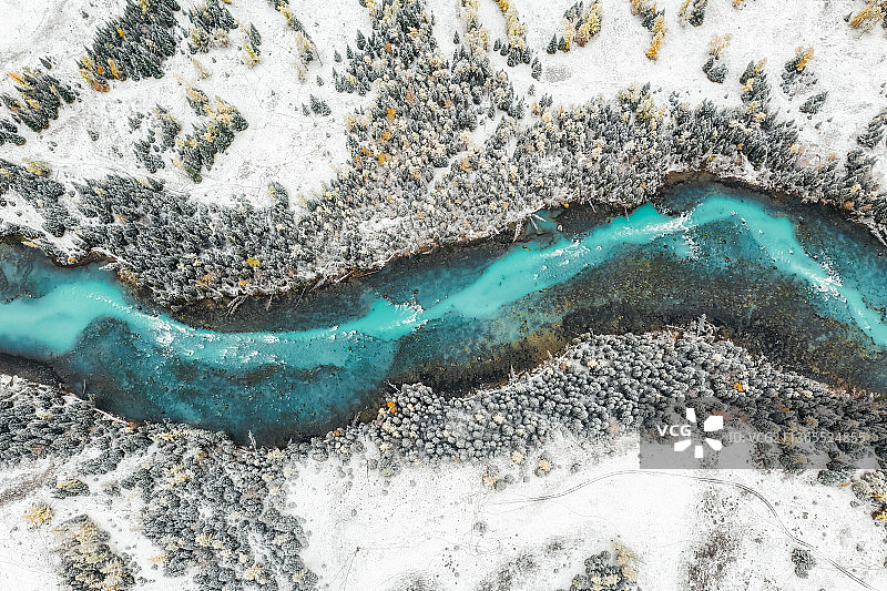 新疆阿勒泰布尔津喀纳斯景区喀纳河冬季雪景户外航拍鸟瞰图图片素材